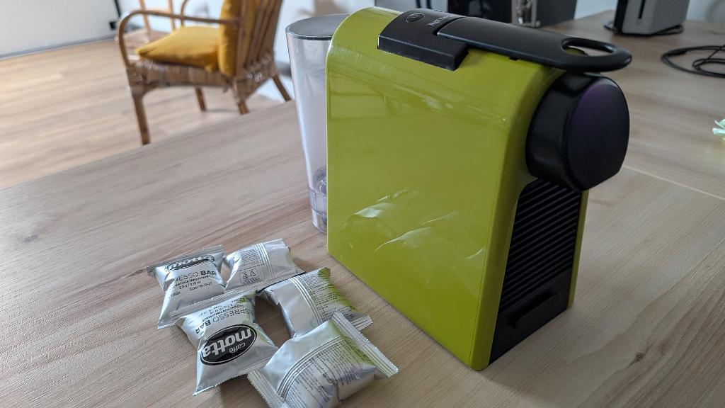 Nespresso Essenza Mini jaune. Machine à café, Enlèvement ou Envoi, Utilisé, Cafetière