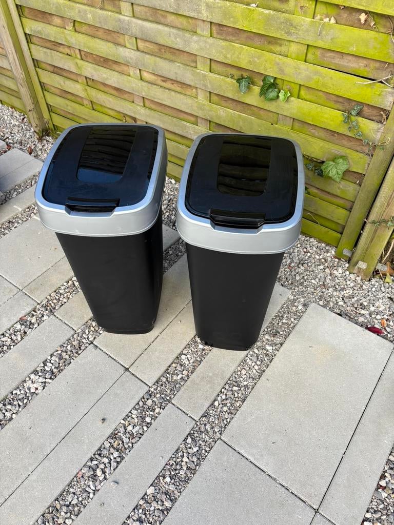 Zwarte vuilbakken, Huis en Inrichting, Ophalen, Zo goed als nieuw