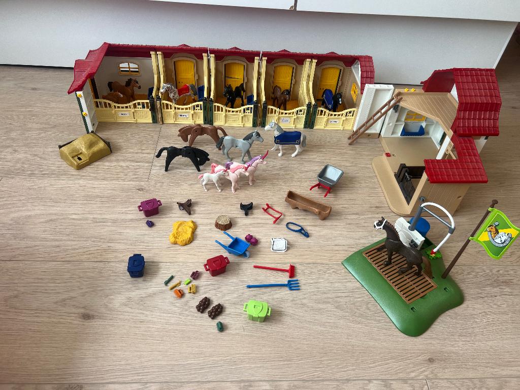 XL pakket Playmobil ( stallen, paarden, wasbox), Ophalen, Zo goed als nieuw, Complete set