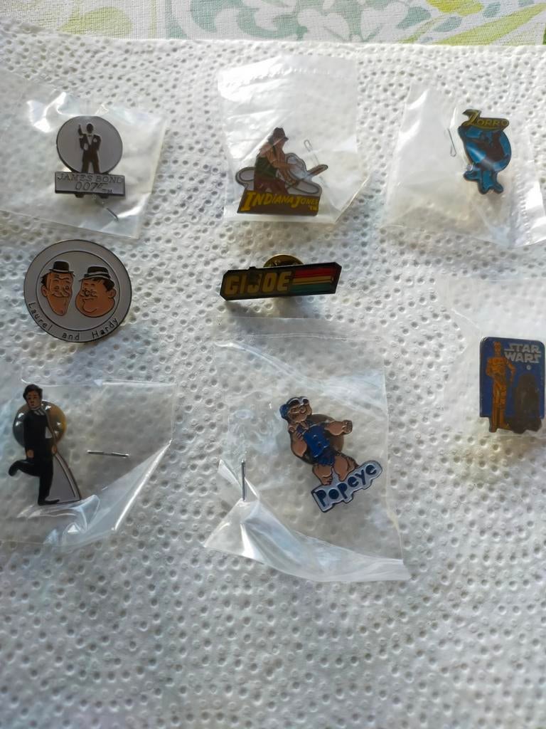 8 vintage pins.Nog volledig intact., Enlèvement, Comme neuf