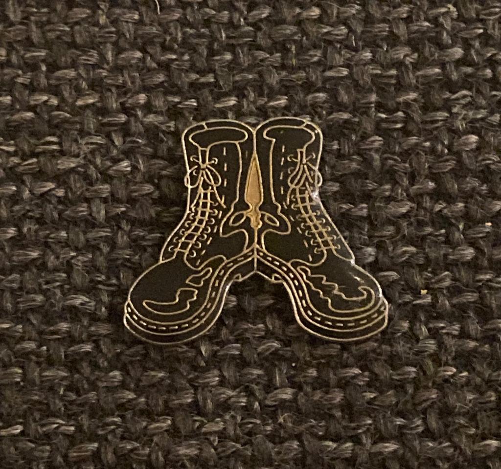 PIN - COMBAT SHOES - BOOTS, Verzenden, Gebruikt, Overige onderwerpen, Speldje of Pin