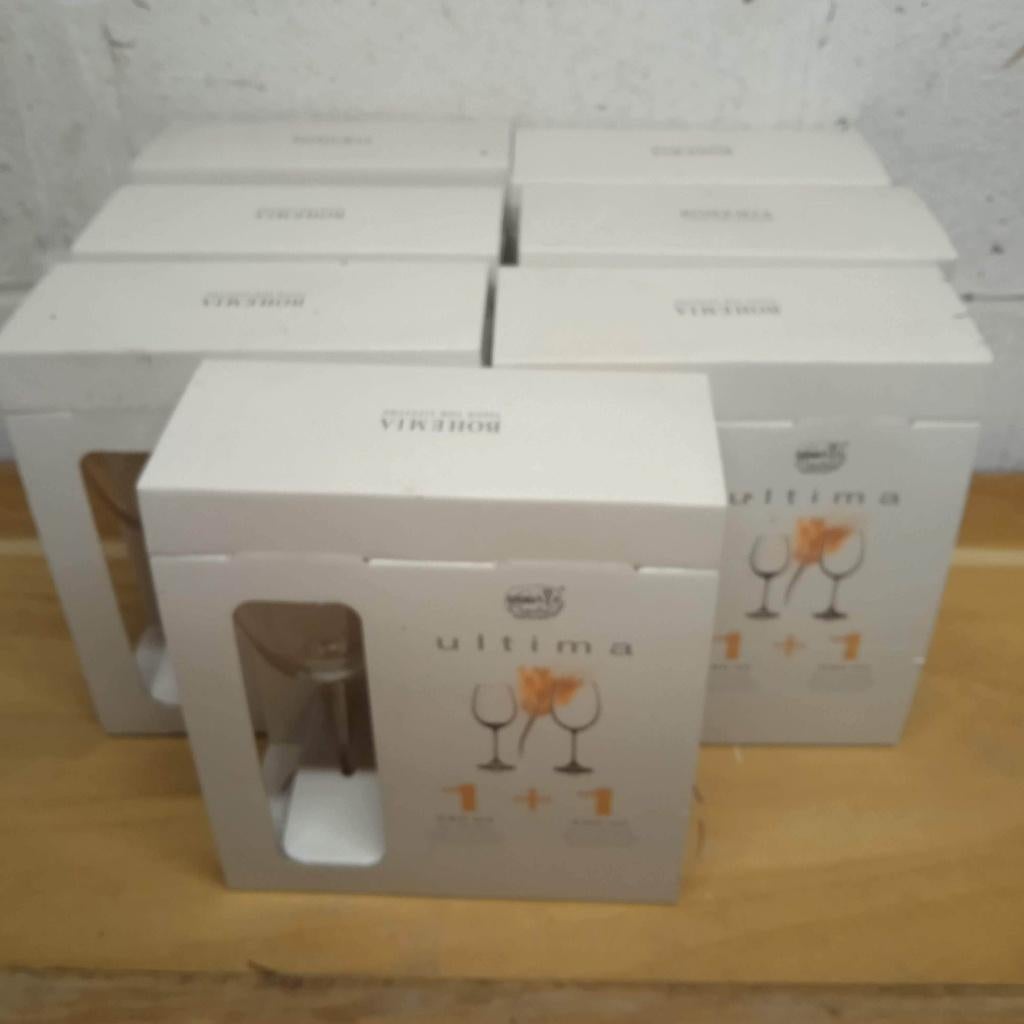 LOT DE 14 VERRES A VIN EN CRISTAL DE BOHEME, Enlèvement