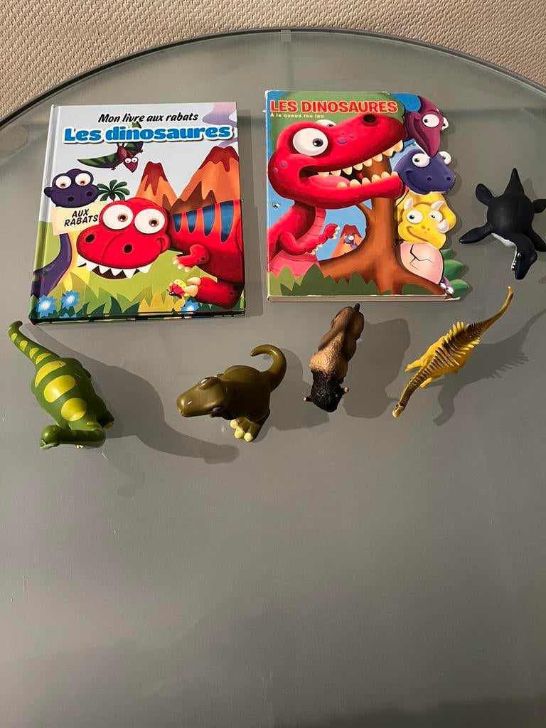 2 livres et des figurines de dinosaures, Enlèvement, Comme neuf