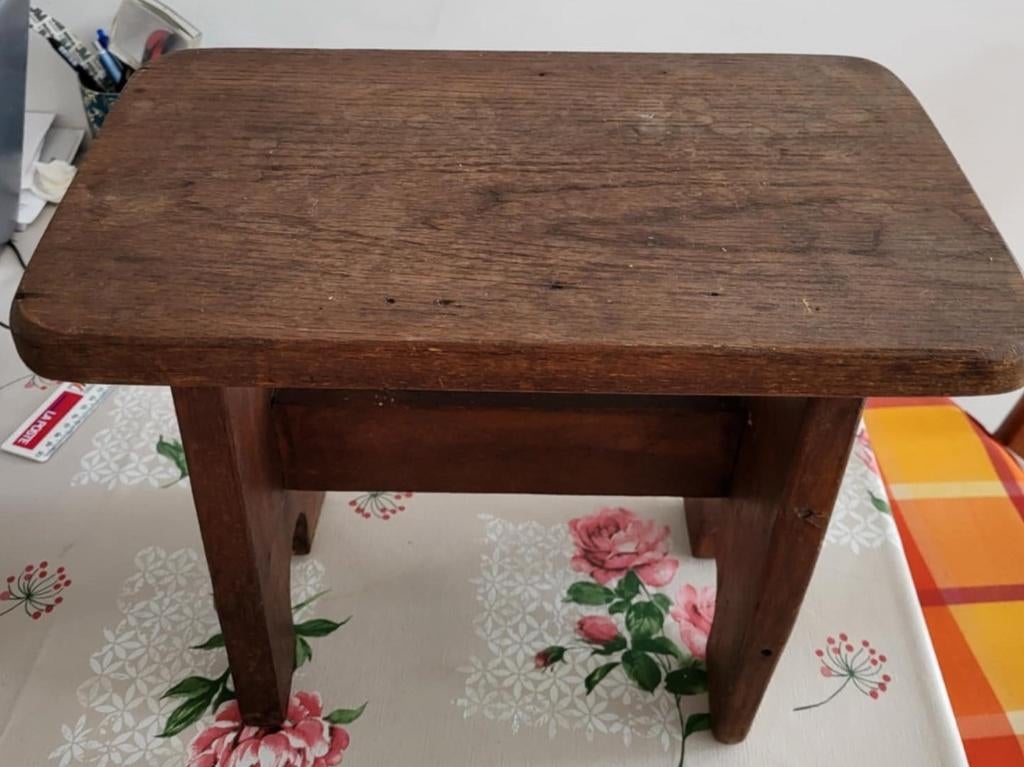 Anciens Petits Tabourets Vintage en bois dur(lire l'annonce), 2 tabourets, Enlèvement, Comme neuf, Bois