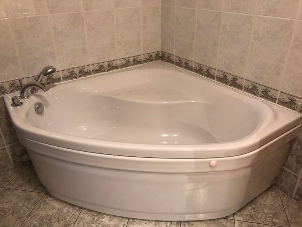 Hoekbad, met mantel en kraan., Ophalen, Gebruikt