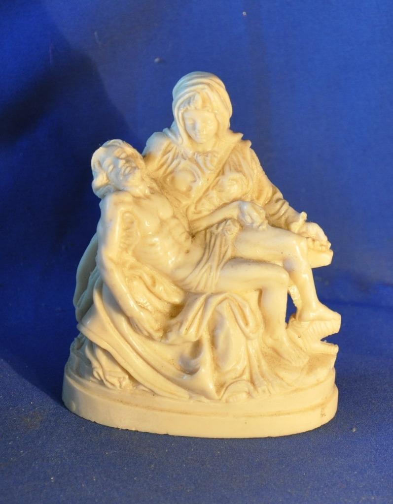 statue la pieta en resine signée I.Toni, Antiek en Kunst, Antiek | Religieuze voorwerpen, Ophalen of Verzenden