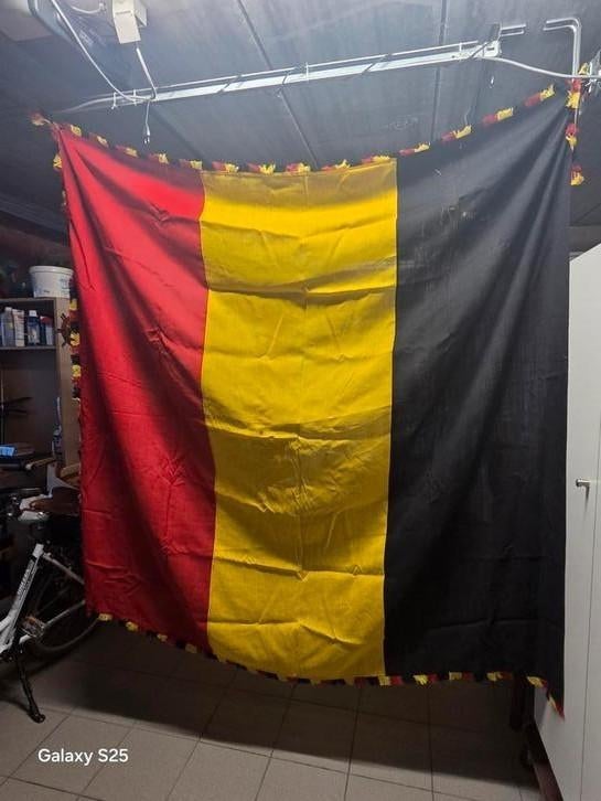 Heel oude Belgische vlag in linnen afm 2 m x 2 m, Diversen, Ophalen of Verzenden, Gebruikt
