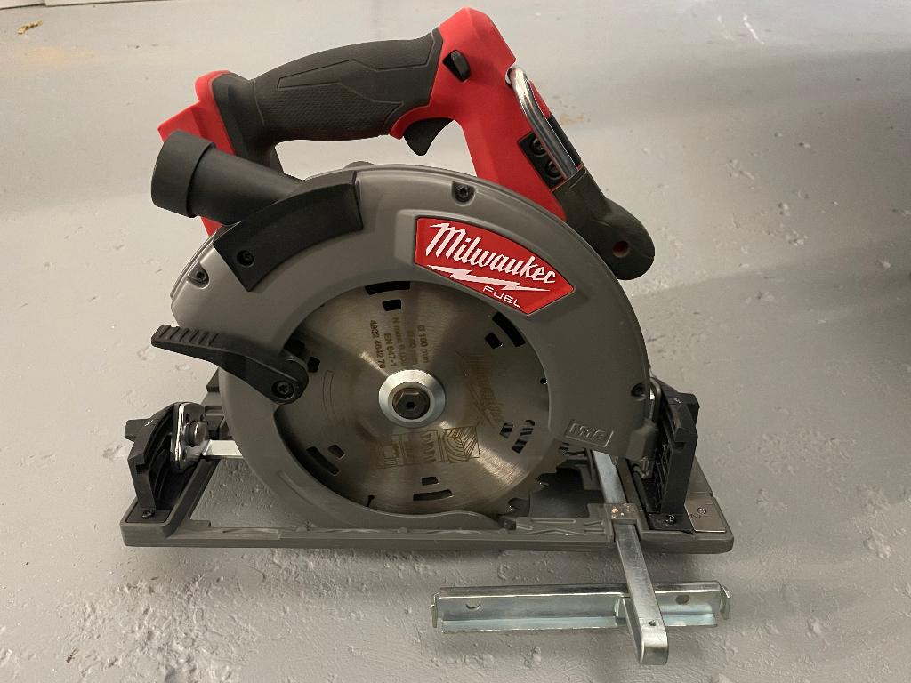 Scie circulaire sans fil Milwaukee, 600 à 1200 watts, 30 à 70 mm, Comme neuf, Enlèvement