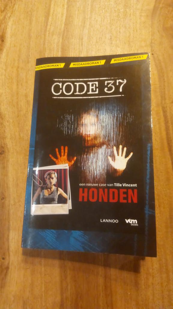 Boek Code 37 - Honden, Ophalen, Zo goed als nieuw