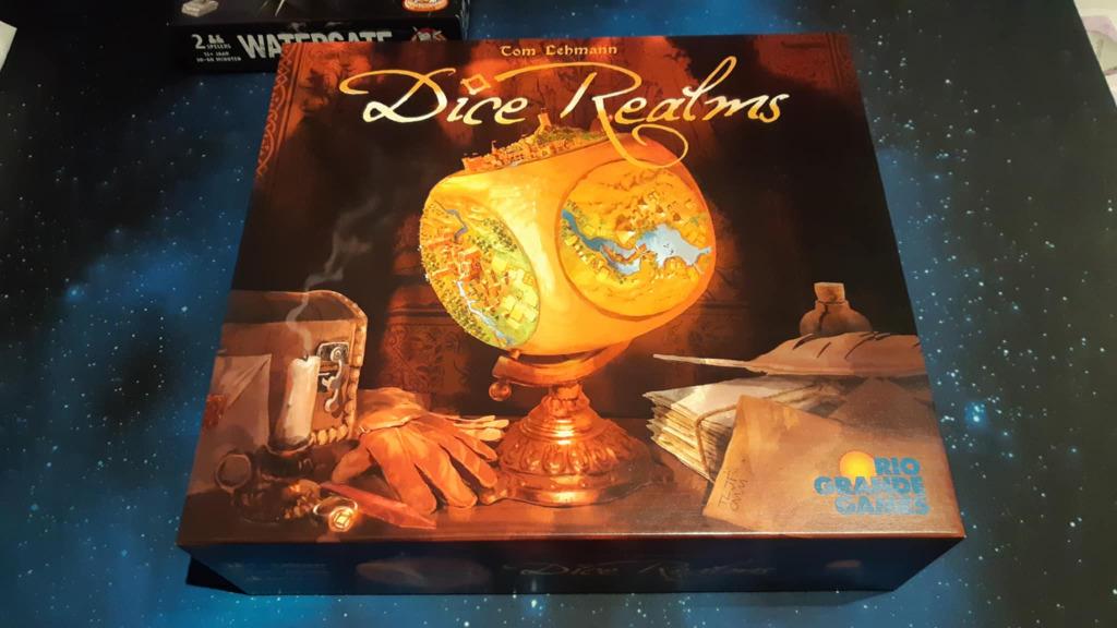 Dice Realms - 2-4 spelers - 1u - 45 €, Hobby en Vrije tijd, Gezelschapsspellen | Bordspellen, Een of twee spelers, Ophalen of Verzenden