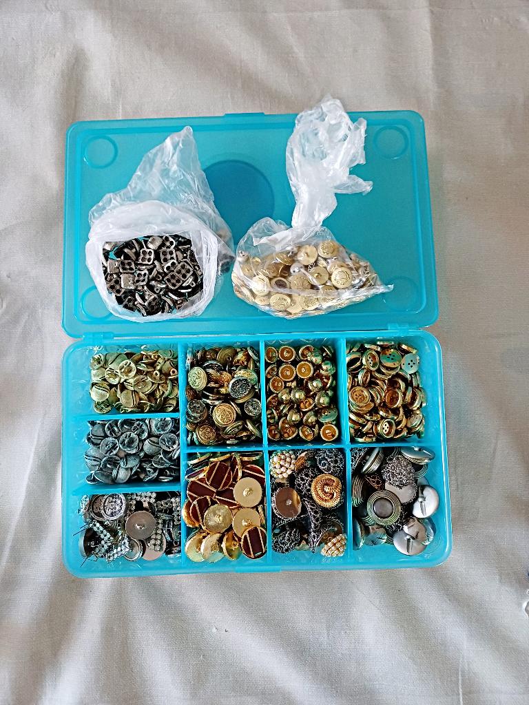 Prachtige verzameling vintage knopen (o.a. metalen) in box, Hobby en Vrije tijd, Ophalen of Verzenden, Zo goed als nieuw