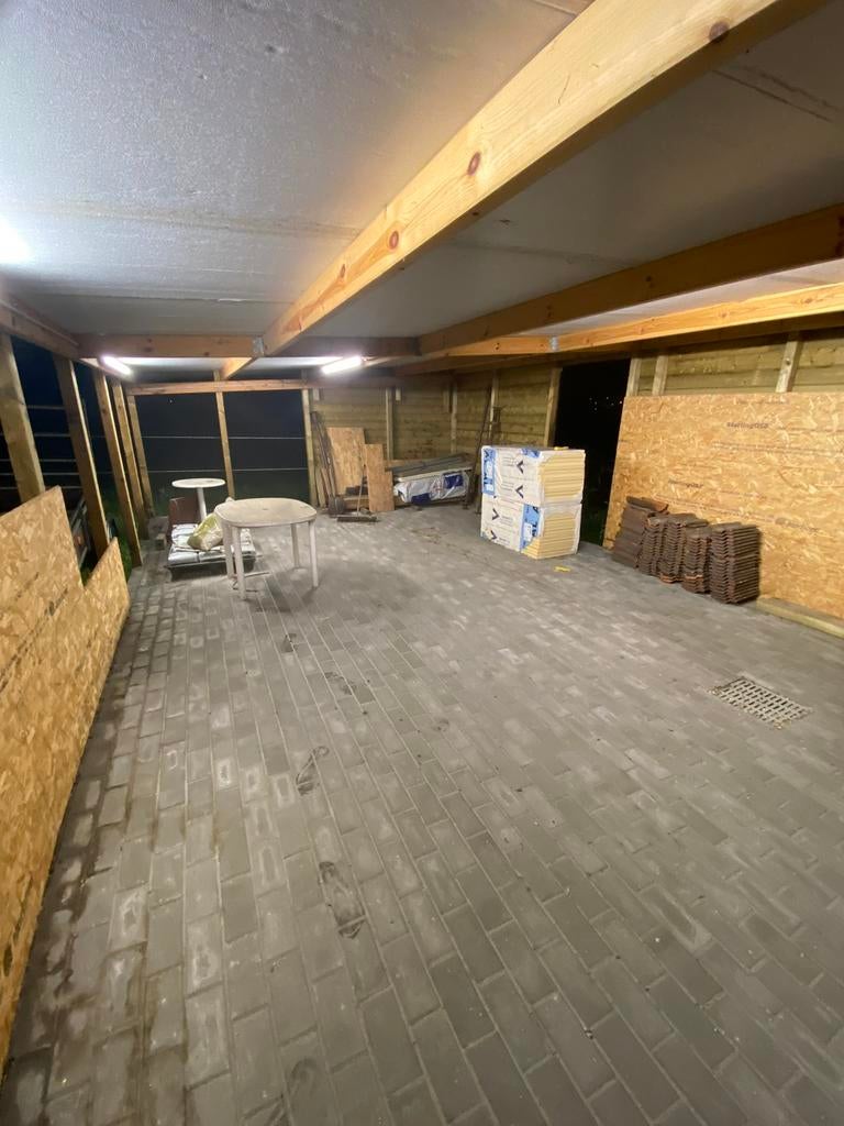 Stallen, 2 of 3 paarden of pony's