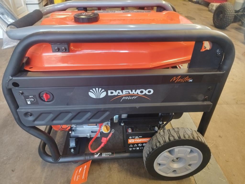 Nieuwe stroomgroep Daewoo, 220 en 380 v max 6.5kw, Bricolage & Construction, Générateurs, Enlèvement