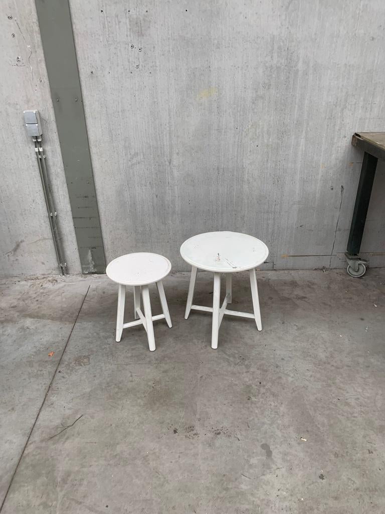 Twee bijzettafels, Enlèvement