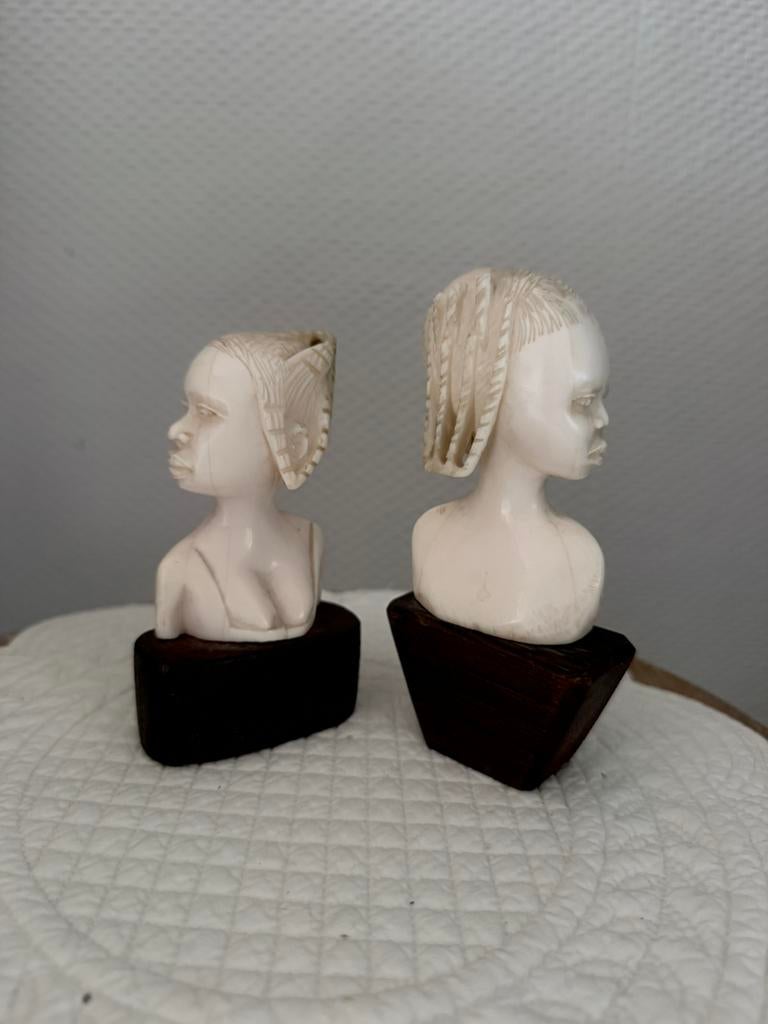 Ivoren beeldjes op houtensokkel, Antiek en Kunst, Kunst | Beelden en Houtsnijwerken, Ophalen