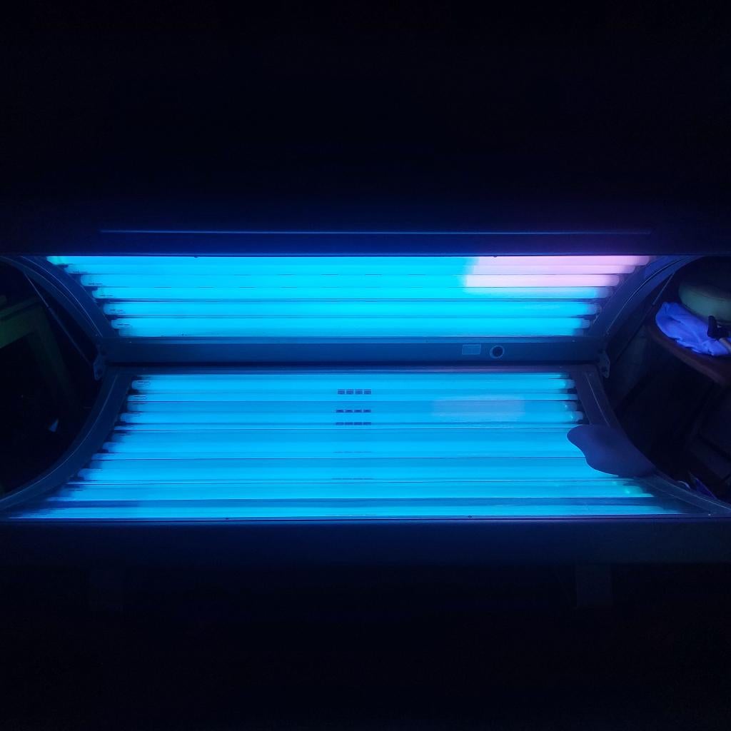 Lit de bronzage, Electroménager, Enlèvement, Comme neuf, 15 lampes ou plus