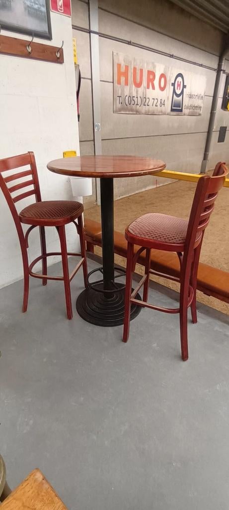 Table ronde à 50 euros, chaise haute à 20 euros l'unité, Antiquités & Art, Enlèvement