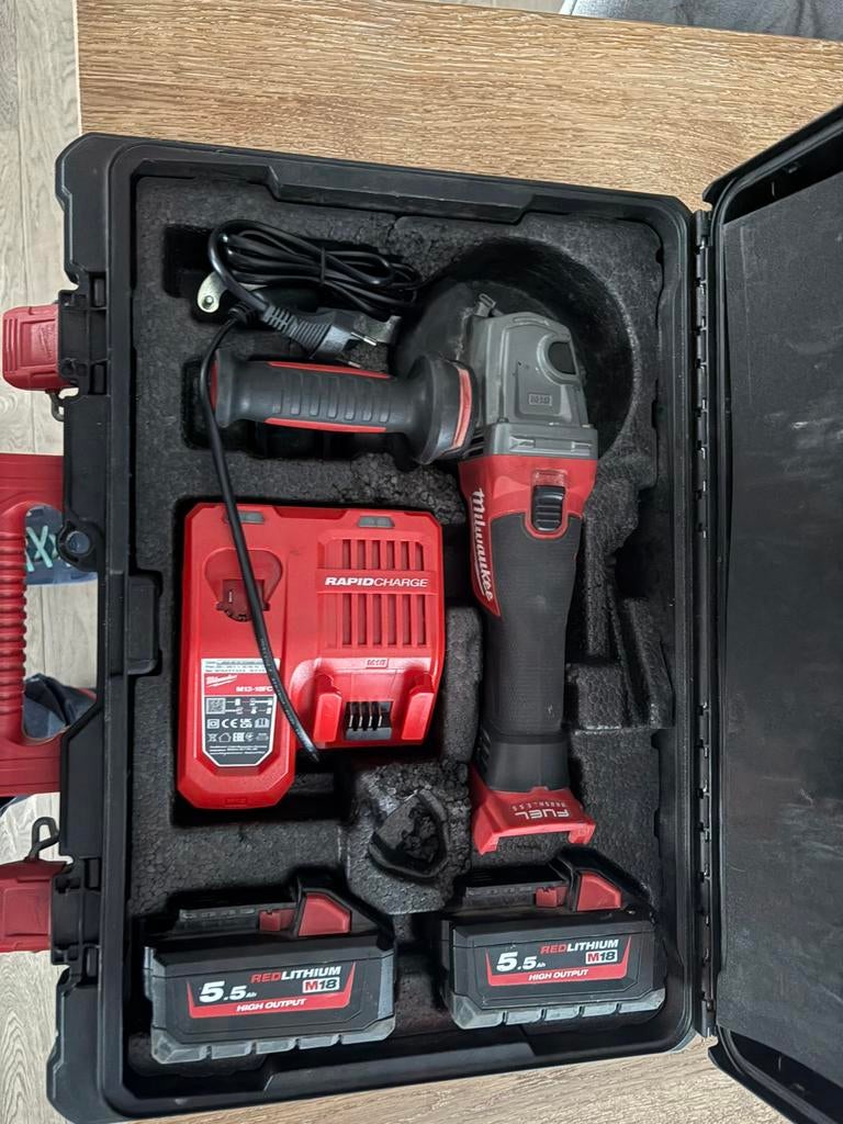 Haakse slijper milwaukee 125mm  met lader en 2x accu’s, Doe-het-zelf en Bouw, Ophalen, Zo goed als nieuw, 1000 watt of meer, Haakse handslijpmachine