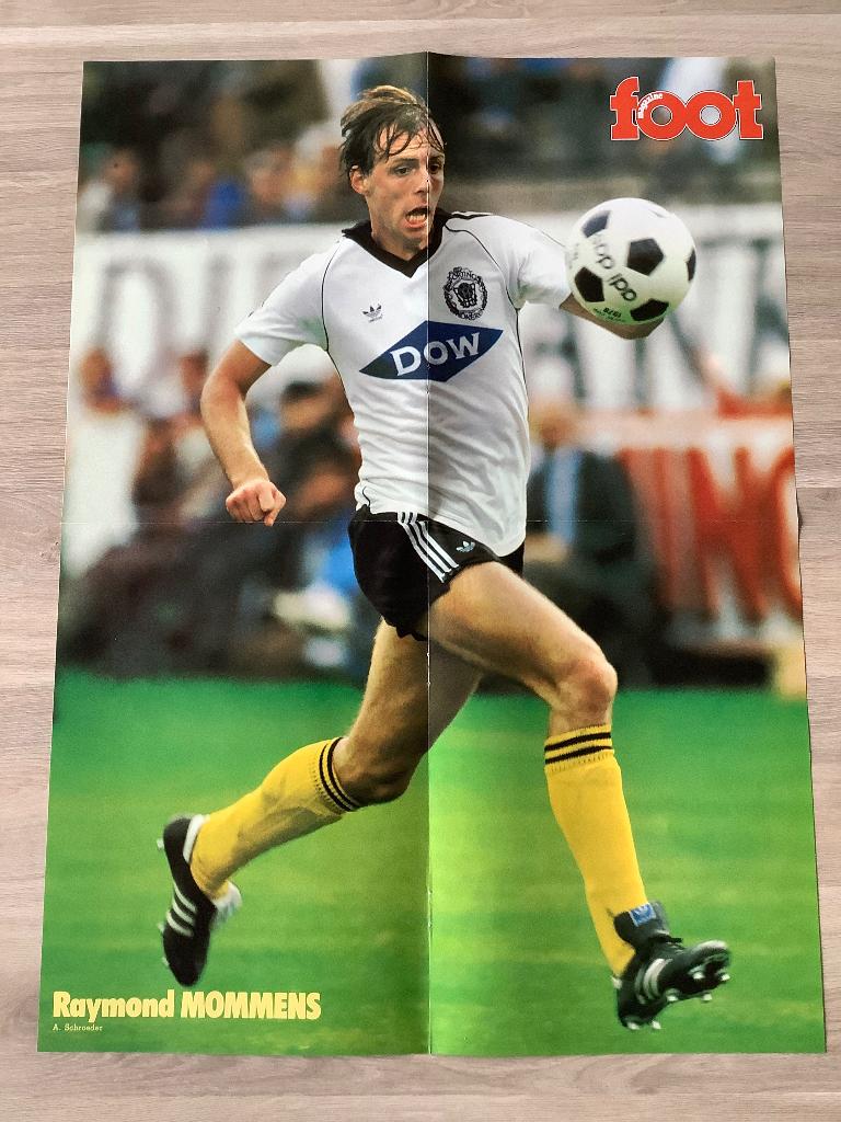 Grote poster Raymond Mommens bij Lokeren, Verzamelen, Sportartikelen en Voetbal, Ophalen of Verzenden, Zo goed als nieuw, Poster, Plaatje of Sticker