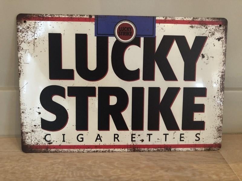 Assiette murale LUCKY STRIKE en métal au look vintage, Collections, Enlèvement ou Envoi, Neuf, Panneau publicitaire