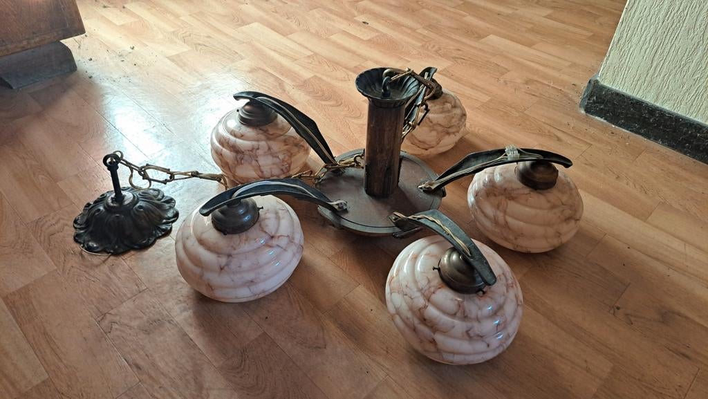 Oude luchter met glazen kappen, Ophalen