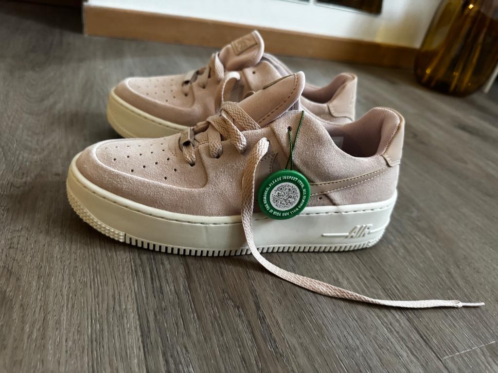 Nike Air Force 1 Sage Low - NIEUW, Kleding | Dames, Schoenen, Ophalen, Beige, Nike, Nieuw