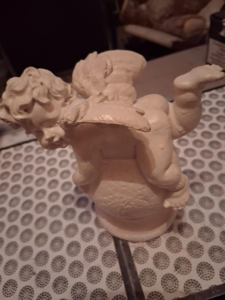 Grand ange sur un globe, Enlèvement