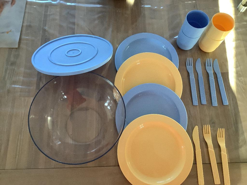 4assiettes,4gobelets,couverts,récipient couvercle Rubbermaid, Ophalen of Verzenden, Zo goed als nieuw, Overige materialen, Bestekset