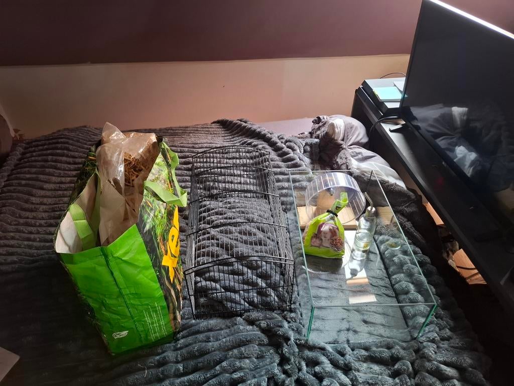 Hamsterhok 40 op 60 +eten + hooi + rad en drinkflesje, Dieren en Toebehoren, Vogels | Parkieten en Papegaaien