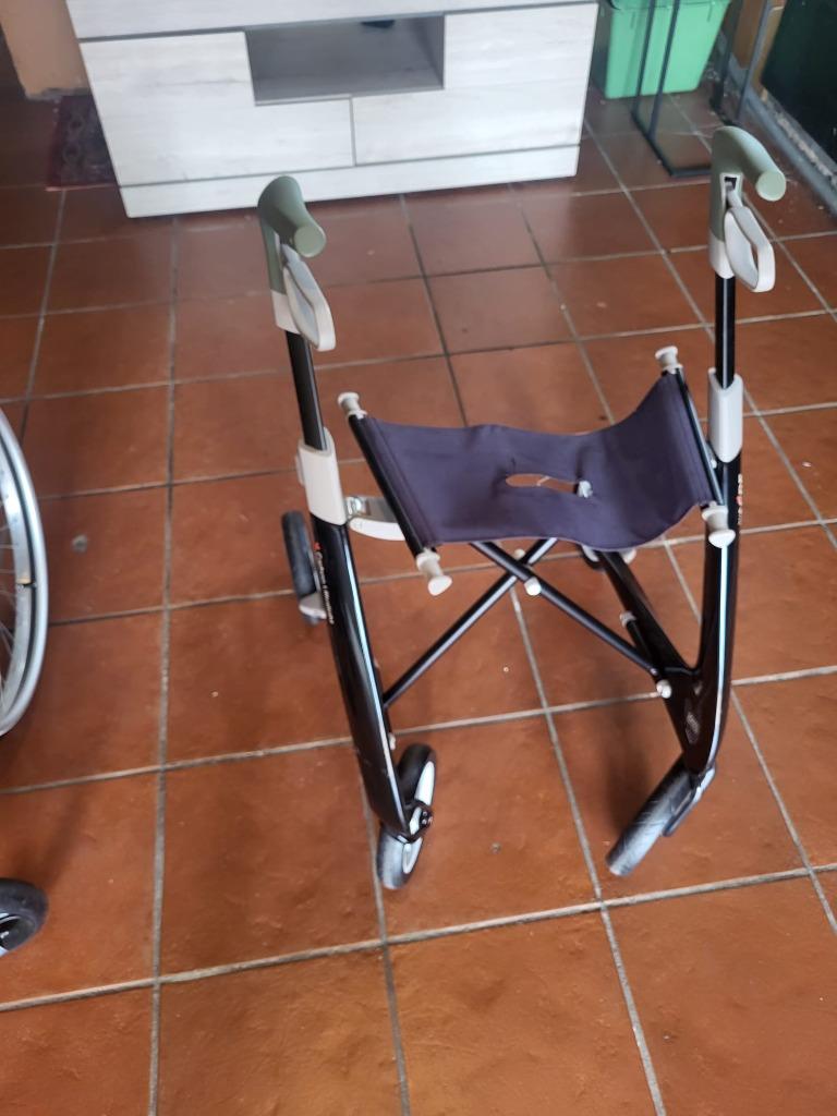 Titan Carbon Rollator - super licht, Ophalen, Opvouwbaar, Zo goed als nieuw