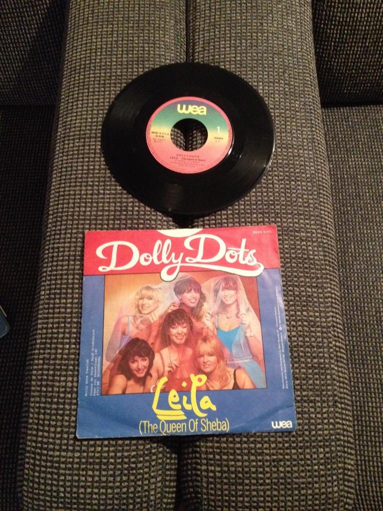 Single Dolly Dots leila the queen of Sheba WEA, CD & DVD, Vinyles Singles, Utilisé, Single, Pop, Enlèvement ou Envoi