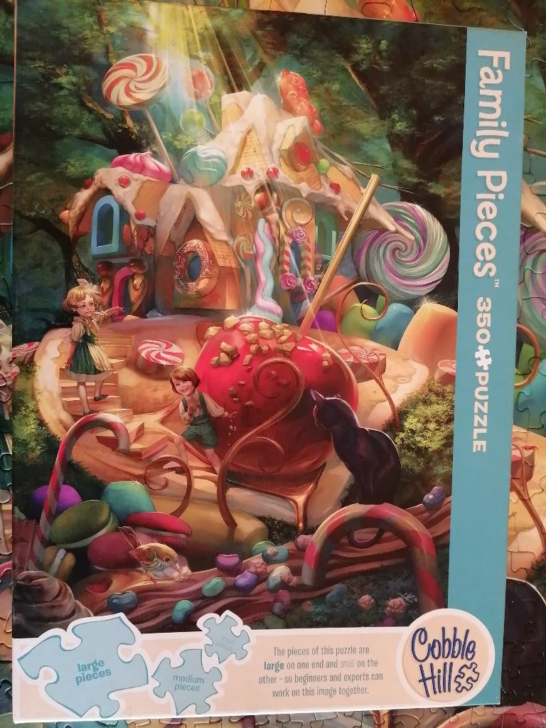 Cobble Hill Family Puzzle Candy Cottage 350 pièces 3 tailles, Hobby en Vrije tijd, Denksport en Puzzels, Zo goed als nieuw, Legpuzzel