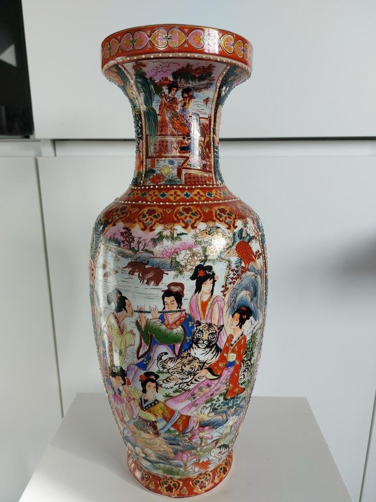 Chinees porseleinen vaas met veelkleurige decoraties., Antiek en Kunst, Antiek | Vazen, Ophalen