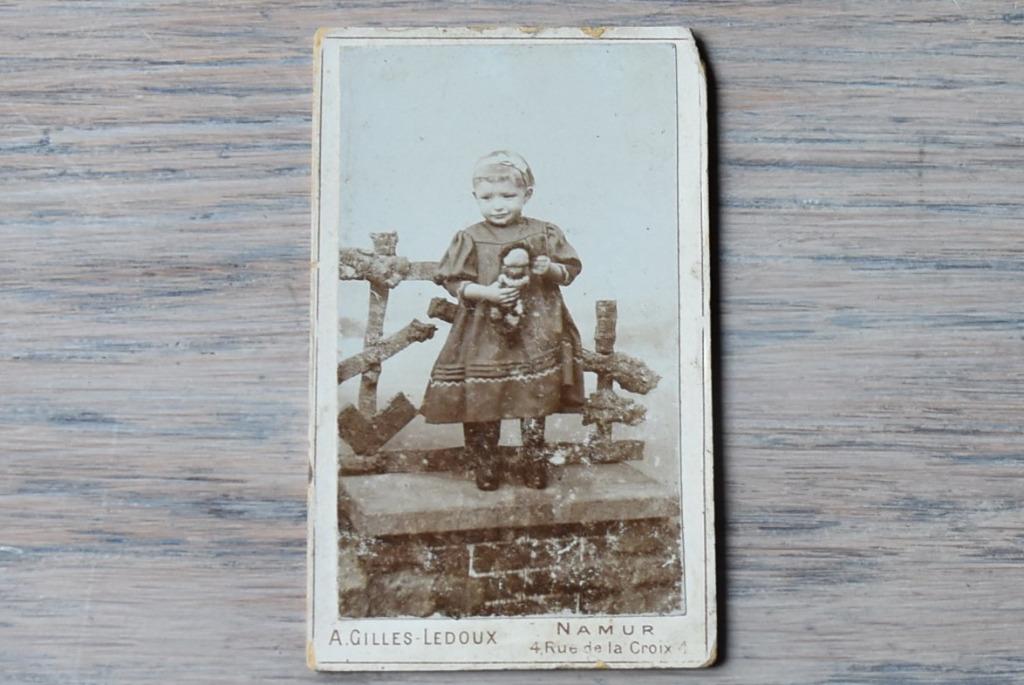 Ancienne photo enfant avec poupée / jouet, Enfant, Avant 1940, Photo, Utilisé