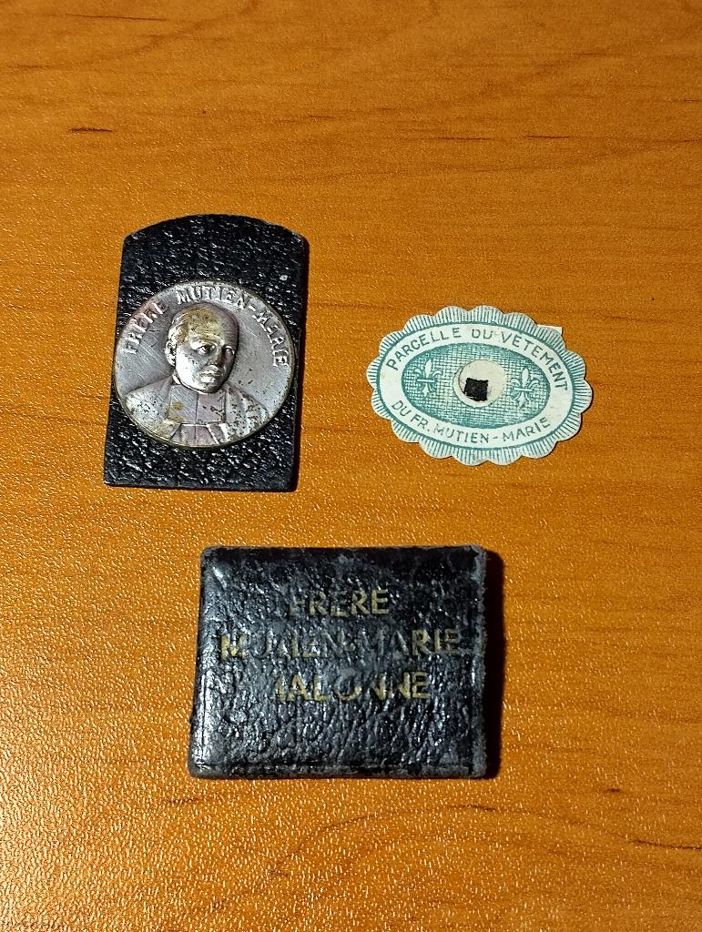 Vintage medaille en kledingstuk van broeder Mutien-Marie, Antiek en Kunst, Antiek | Religieuze voorwerpen, Ophalen