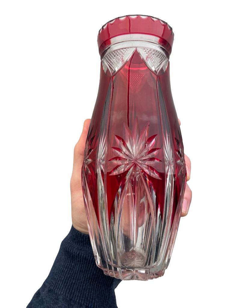 Vase Val Saint Lambert rouge overlay taillé 20,5 cm, Antiquités & Art, Enlèvement ou Envoi