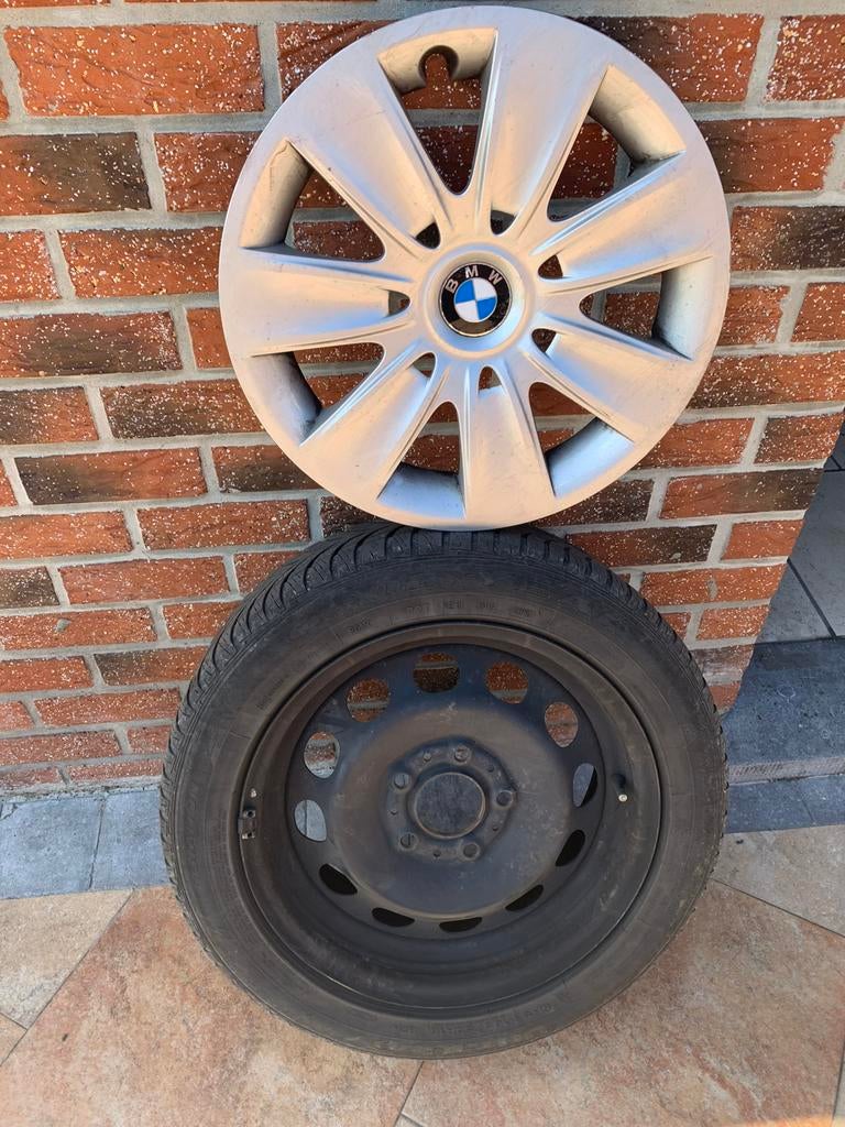 Lot de 4 pneus hiver avec jantes + enjoliveurs BMW, Ophalen, Winterbanden, Band(en)