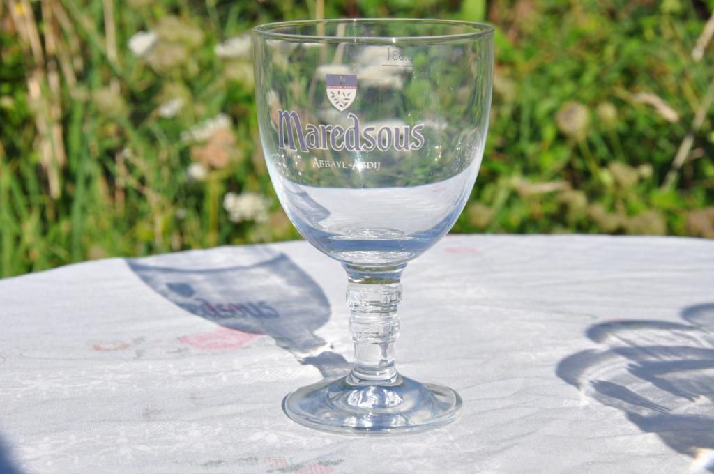 verre a biere cristal sur pied maredsous tradition benedicti, Collections, Marques de bière, Enlèvement ou Envoi, Comme neuf, Verre ou Verres