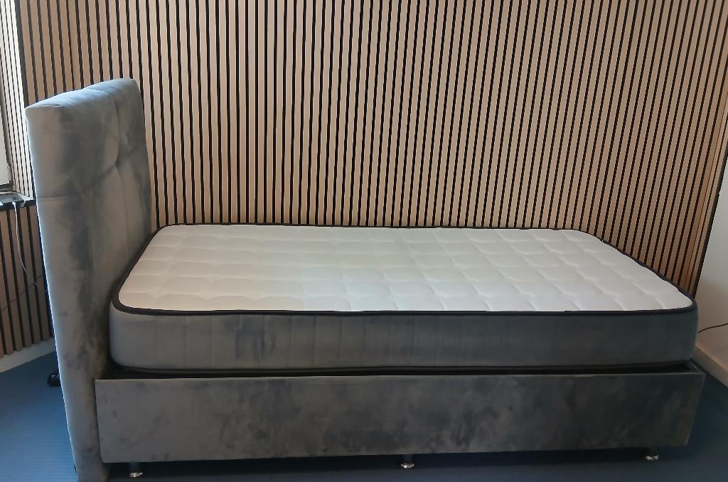 bed and matress, Ophalen, Eenpersoons, 140 cm, Zo goed als nieuw