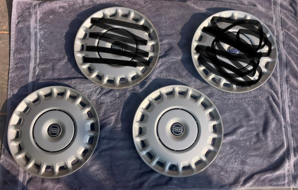 Deux enjoliveurs Volvo, Enlèvement, Comme neuf