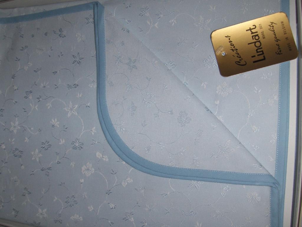 Magnifique nappe rectangulaire acryl satiné. 2m25x1m40., Maison & Meubles, Nappes, Neuf, Rectangle, Enlèvement ou Envoi