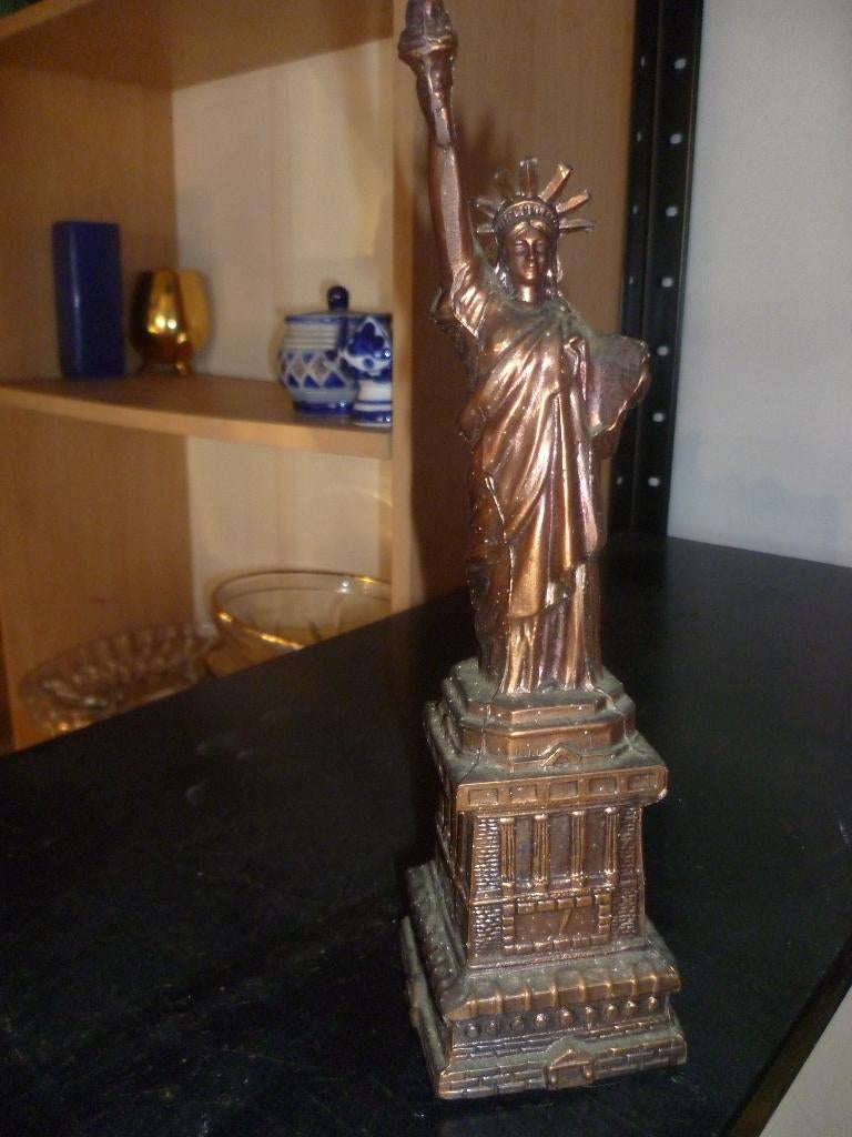 VRIJHEIDSBEELD IN ZAMAK, Ophalen