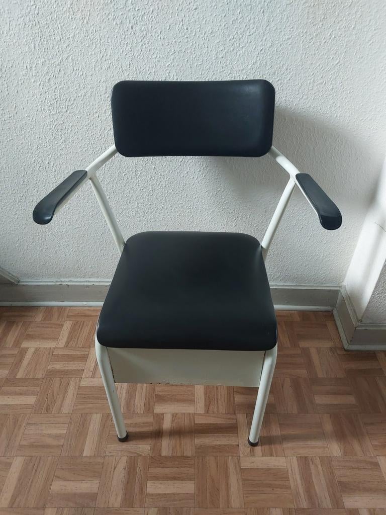 Chaise percée, Divers, Enlèvement