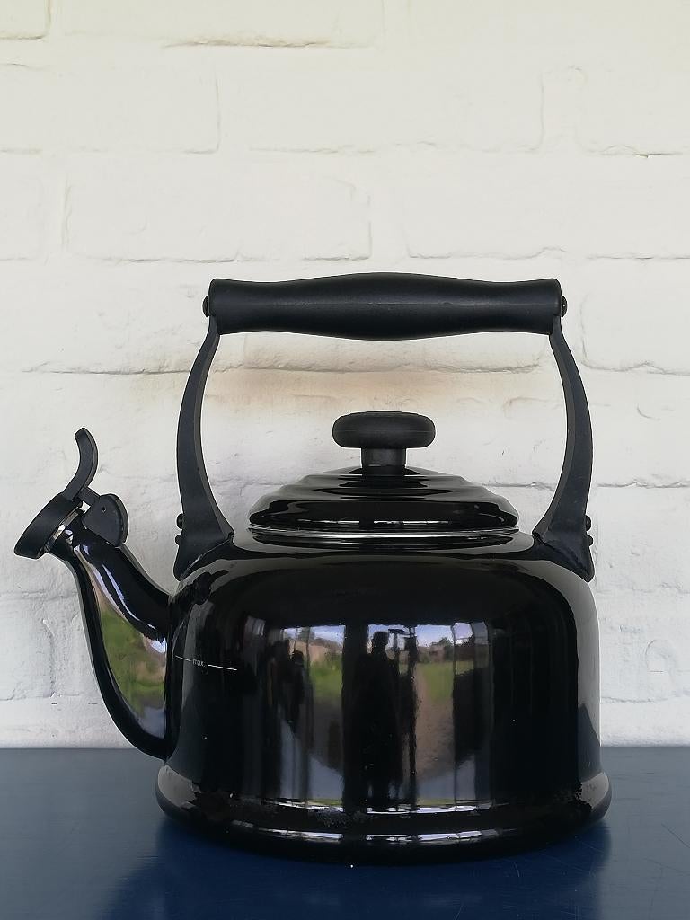 Le Creuset tradition fluitketel / waterkoker, Elektronische apparatuur, Waterkokers, 2 liter of meer, Ophalen of Verzenden, Gebruikt