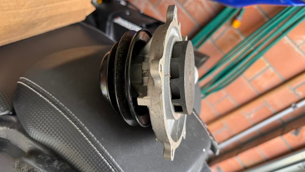 Opel record 2.3 diesel water pomp, Auto-onderdelen, Ophalen, Opel