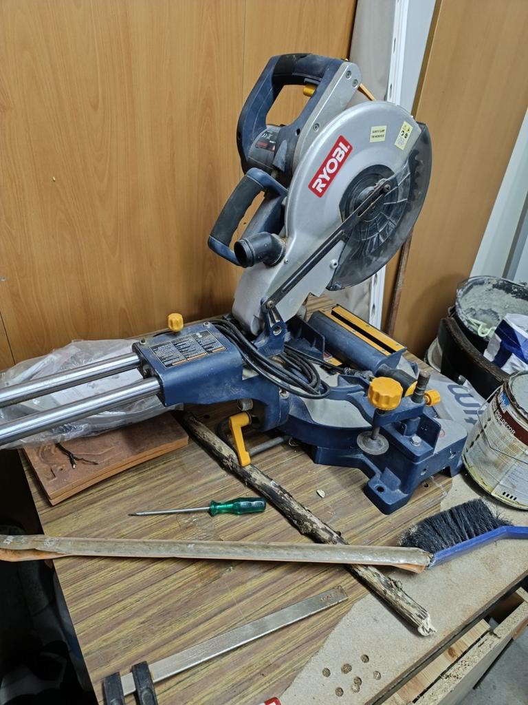 scie à onglet Ryobi , Bricolage & Construction, Outillage | Scies mécaniques, Enlèvement, Scie à onglet