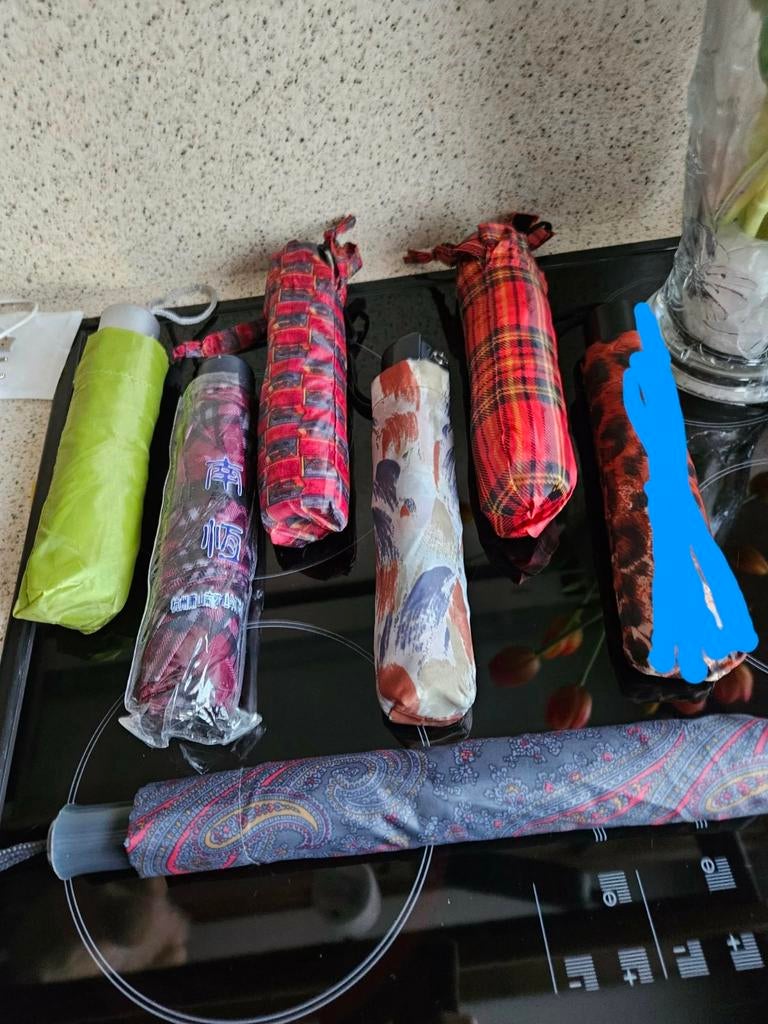 Nieuwe opplooibare regenschermen., Ophalen