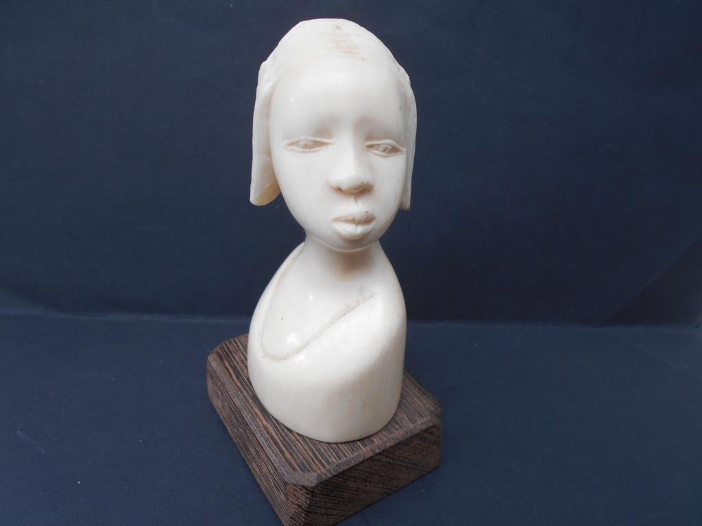 bustje AFRIKAANS jong meisje   gesculpteerd ivoor 1940, Ophalen of Verzenden