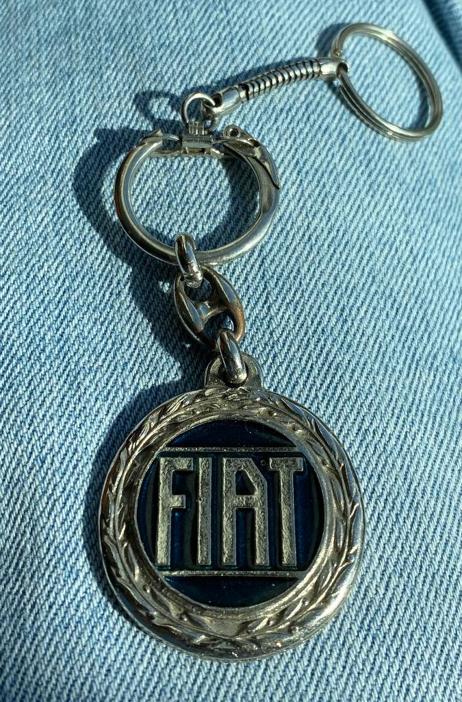 Oude Fiat- sleutelhanger., Verzenden