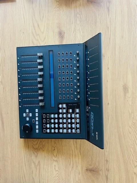 iCON QCon Pro X – DAW/MIDI controller met motor faders, Ophalen, Zo goed als nieuw